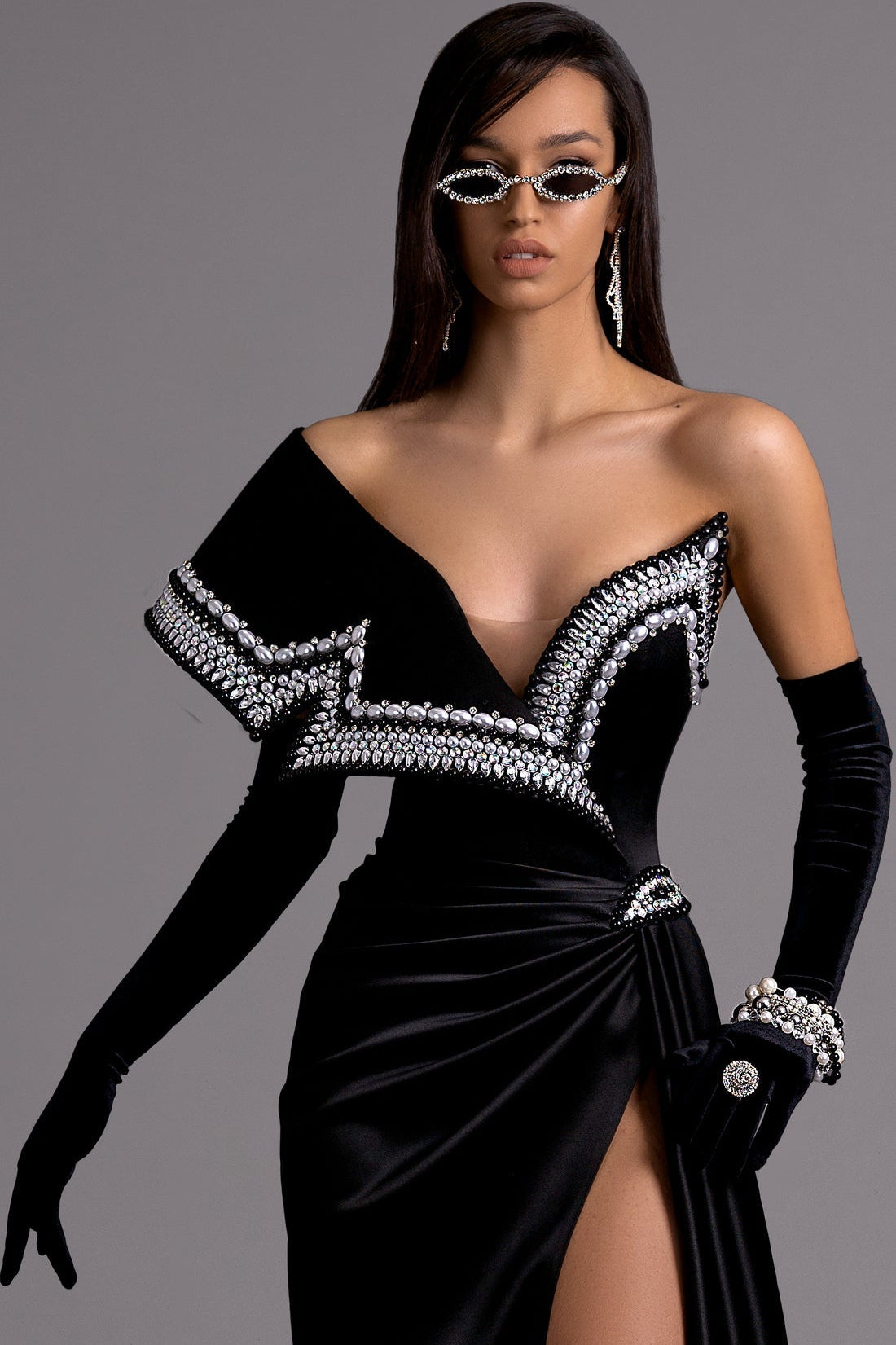 Elegant Black Evening Gown with Crystal Detailing S / satin / Female Elegant Black Evening Gown with Crystal Detailing S / satin / Female